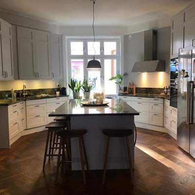Instagram bild - Tapetserare & måleri i Stockholm - Ombyggnad av lägenhet och 
Helrenovering genom totalentreprenad. Vi är det självklara valet om ni ska renovera. #köksinspiration #köksinspo #granit #fiskbensparkett
